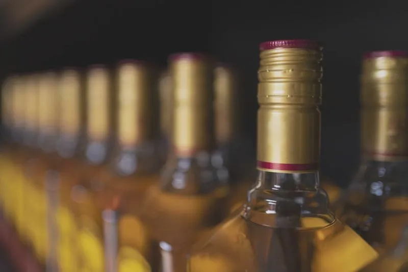 Ile alkoholu można zabrać do Hiszpanii samolotem? Limity i zasady