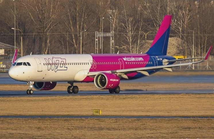 Ile alkoholu w Wizz Air? Limity bagażu i pułapki celne