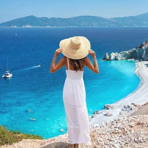 Ile trwa podróż lotnicza z Warszawy na Samos? Czas lotu bez przesiadek