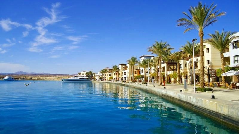Lot do Marsa Alam z Polski – ile trwa podróż i od czego zależy?