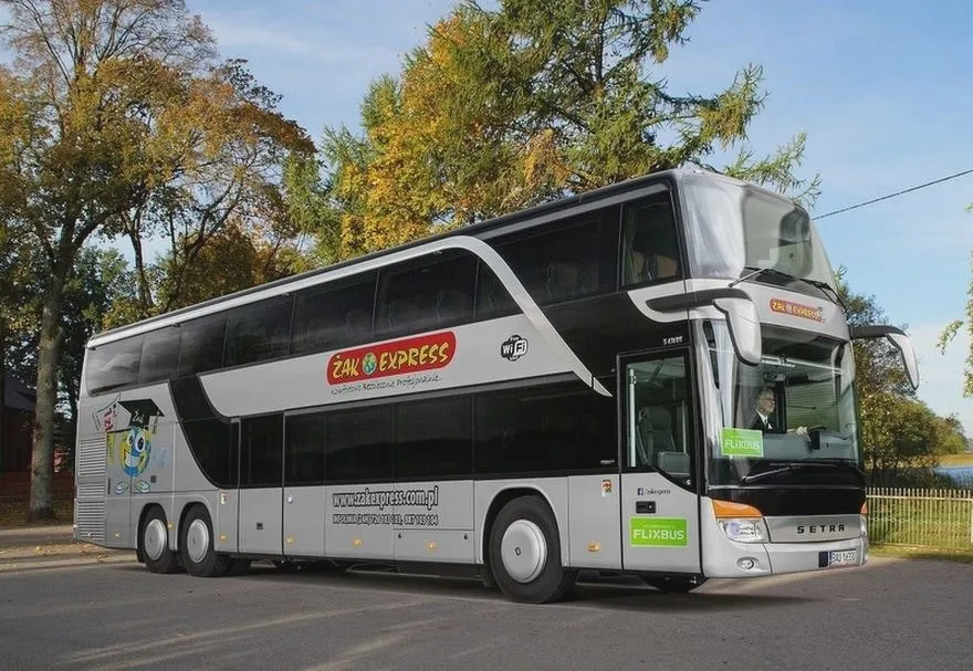 Lotnisko Chopina: jak znaleźć stanowisko 9 busa Żak Express bez stresu